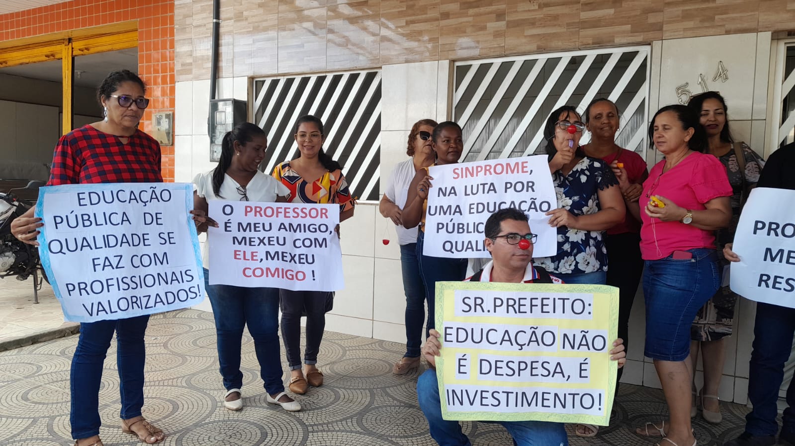 Ato de protesto em frente a secretaria de Educacão