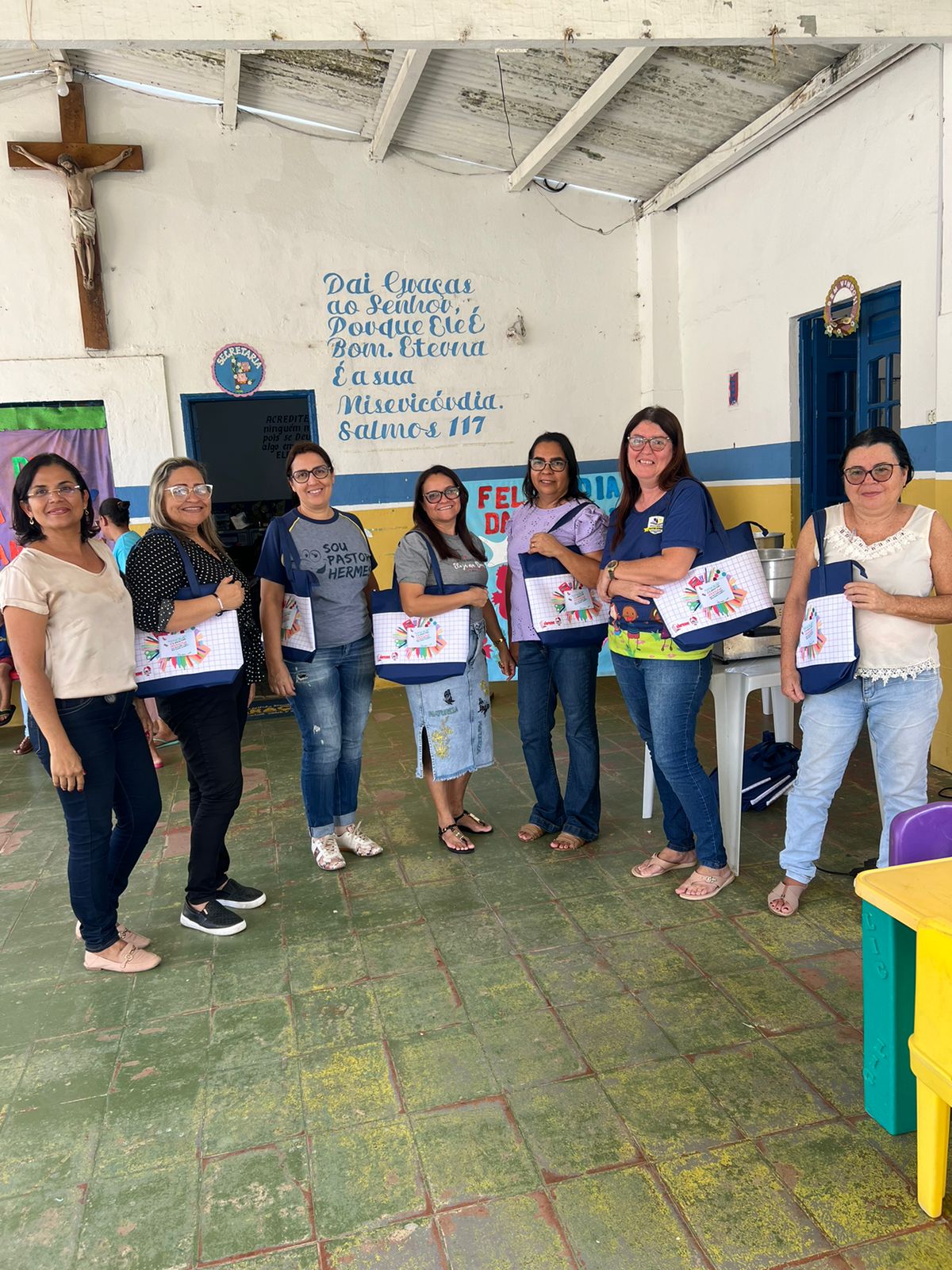 Início da entrega das lembrancinhas em homenagem ao Dia dos Professores(as) e Servidores Públicos